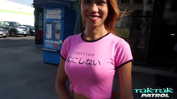 Hot skinny amateur babe rides the dick off a white guy in Bangkok