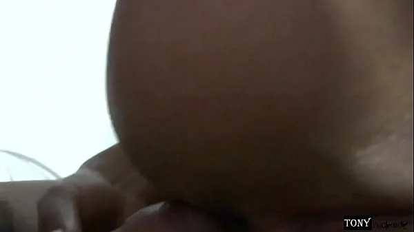 Fuí a vicitar a mi novia y no estaba pero encontré a mi suegra desnuda tomando una siesta, hacía mucha calor, Decidi grabarla pero no me aguanté las ganas y me la cogí, para cuando despertó ya se la ha