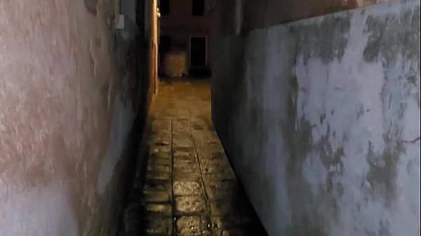 Public oral sex on the streets of Venice. Quick blowjob on the first date