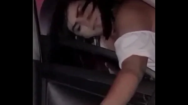 Batendo uma punheta pra um desconhecido pela janela do carro