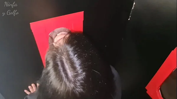 Mujer casada saborea la polla de extraños en un glory hole hasta que se corren