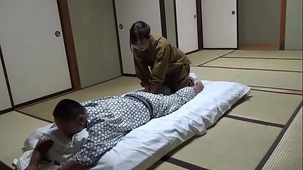 Seducing a Waitress Who Came to Lay Out a Futon at a Hot Spring Inn and Had Sex With Her! The Whole Thing Was Secretly Caught on Camera in the Room!