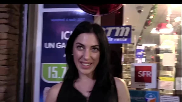 Sabrina, belle italienne, veut une bonne bite française