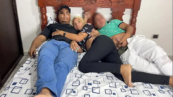 Mi Amigo me Invito a ver Película junto a su Novia pero su Novia esta con el Culo hacia mi Lado y no Pude Resistirme