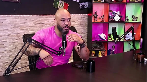 Negra safada faz boquete no pau do negão e mede depois dele dizer que não está comendo cu e que nunca aceitou dinheiro pra... - Negro Top Delícia (SHEER/RED)