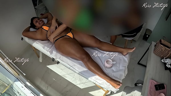 Fazendo massagem com micro biquini todo enfiado na buceta