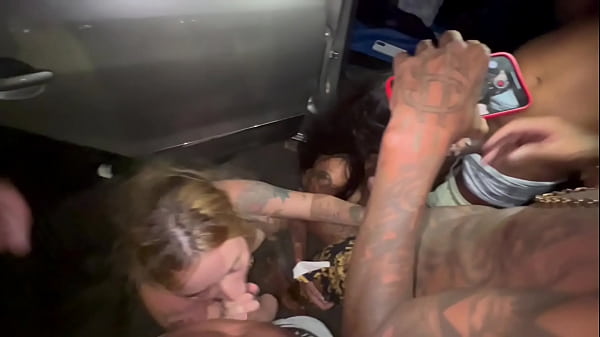 Eu e meus amigos fizemos sexo na rua com as gostosas com todo mundo olhando