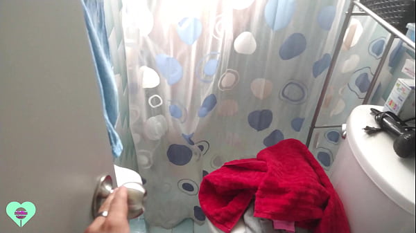 Descubrí porque mi hermanastra se tarda tanto en bañarse