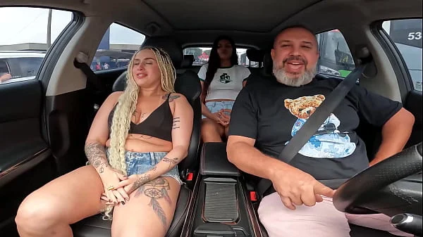 Ela está fazendo sua estreia na carona e já leva uma chupada no posto de gasolina