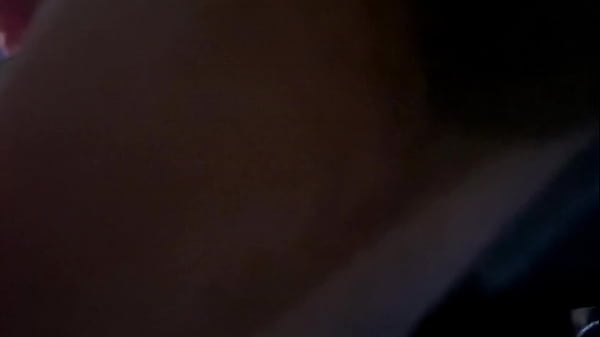 novinha magrinha faz gang bang na rua e leva banho de leite