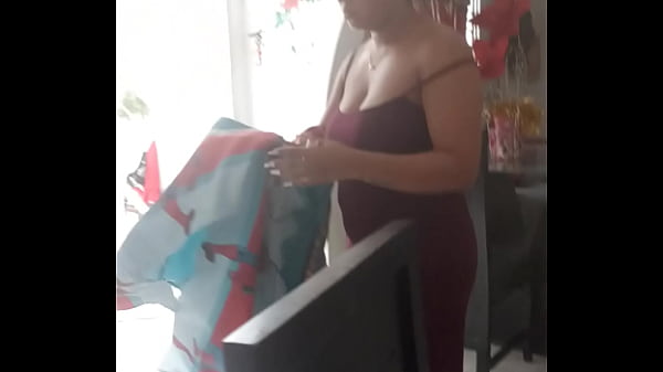 Hablando con mi mujer mientras limpia la casa le pido que me hagas una chupada de polla y termina cómica la situación