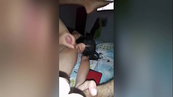 ME ESTABA MASTURBANDO VIENDO PORNO... Y ENTRÓ MI VECINA A PEDIRME UN FAVOR... ENTONCES LE PEDI EL FAVOR Y ME REGALARA UN VIDEO...
