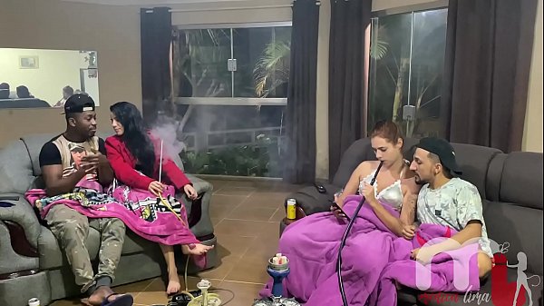 O anão adormeceu e sua namorada acabou caindo na putaria e deu a bucetinha para o pau preto grande. (AMOR E SEXO - Karen Oliver - Pistolinha Ator - Casal Porra Loka)