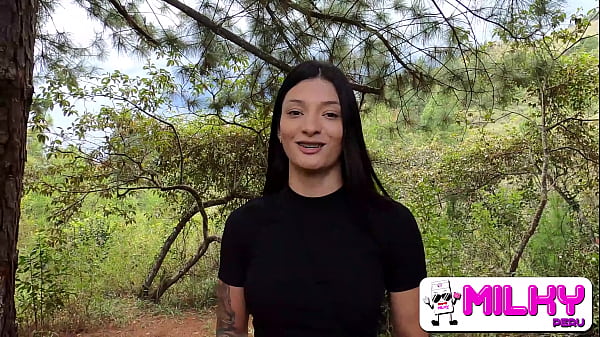 Ofreciendo dinero a chica sexy en el bosque a cambio de sexo